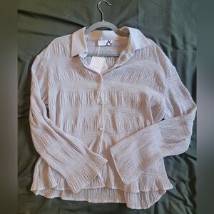 Belle & bloom. Blouse. Size Medium. Grey